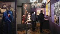 Pameran ini menampilkan sejumlah foto dan poster Olimpiade dari masa ke masa.