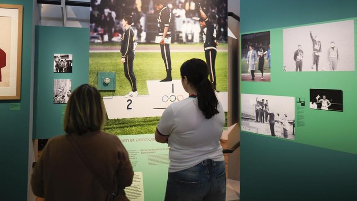 Melihat Pameran Olimpiade Sejarah Dunia di Paris People walk through the