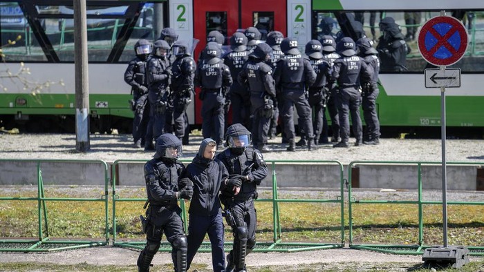 Melihat Simulasi Pengamanan Jelang Piala Eropa 2024 Hundreds of German local state police and federal police practice tactics in preparation for the European Championship in the village of StΓΌtzerbach, in Ilmenau, Germany, Tuesday, April 23, 2024. Germany hosts the European Championship from June 14 to July 14. Security is a priority with hundreds of thousands of fans expected for the 24-country soccer tournament. (AP Photo/Ebrahim Noroozi)