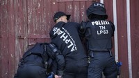 Polisi melarang pembuatan film atau pengambilan foto apa pun dari dalam area pelatihan tertutup tempat petugas memproses orang-orang yang dianggap sebagai pembuat onar. Mereka melakukan simulasi mengidentifikasi individu, mencatat mereka, mendaftarkan mereka, dan mengeluarkan larangan stadion dan lokasi lainnya.  