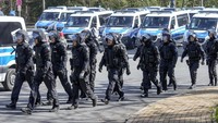 Ratusan polisi negara bagian dan polisi federal Jerman berlatih taktik dalam persiapan Kejuaraan Eropa di desa Stützerbach, di Ilmenau, Jerman, Selasa (23/4/2024). Sekitar 200 petugas polisi yang masih dalam pelatihan ikut serta untuk berperan sebagai penggemar sepak bola yang melakukan kekerasan.