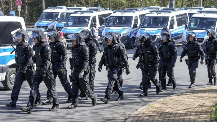 Melihat Simulasi Pengamanan Jelang Piala Eropa 2024 Hundreds of German local state police and federal police practice tactics in preparation for the European Championship in the village of StΓΌtzerbach, in Ilmenau, Germany, Tuesday, April 23, 2024. Germany hosts the European Championship from June 14 to July 14. Security is a priority with hundreds of thousands of fans expected for the 24-country soccer tournament. (AP Photo/Ebrahim Noroozi)
