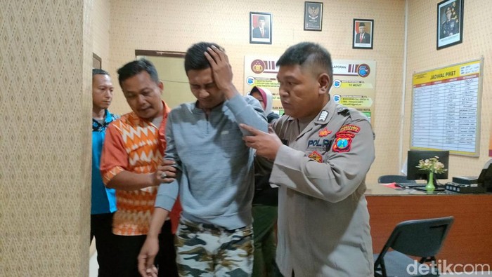Menantu di Probolinggo laporkan mertuanya yang melakukan penganiayaan dengan kayu.