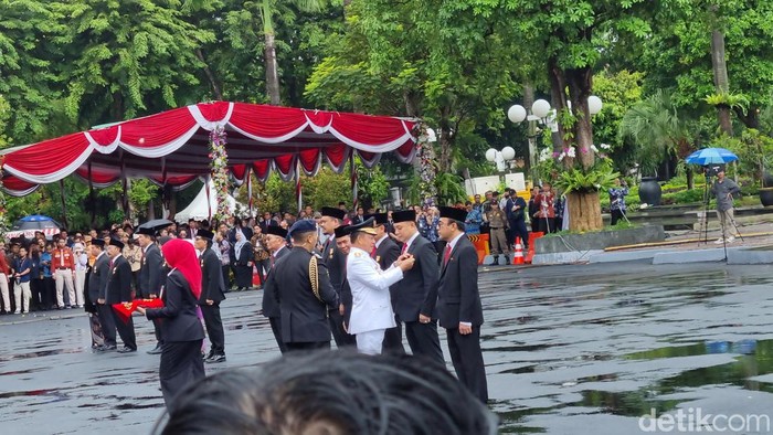 Mendagri Tito Karnavian saat menyematkan penghargaan Satyalancana Karya Bhakti Praja Nugraha kepada 14 kepala daerah.