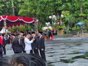 Gibran Tak Hadir Saat Penyematan Penghargaan Satyalancana di Surabaya