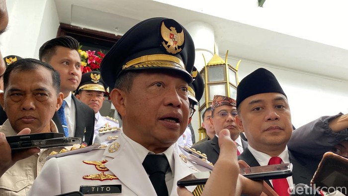Mendagri Tito usai acara Hari Otda 2024 di Surabaya.
