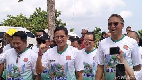 Menparekraf Sandiaga Salahuddin Uno bersama Pengurus DPP Real Estate Indonesia (REI) di Parapuar, Labuan Bajo, Manggarai Barat, NTT, Kamis (25/4/2024). (Foto: Ambrosius Ardin/detikBali)