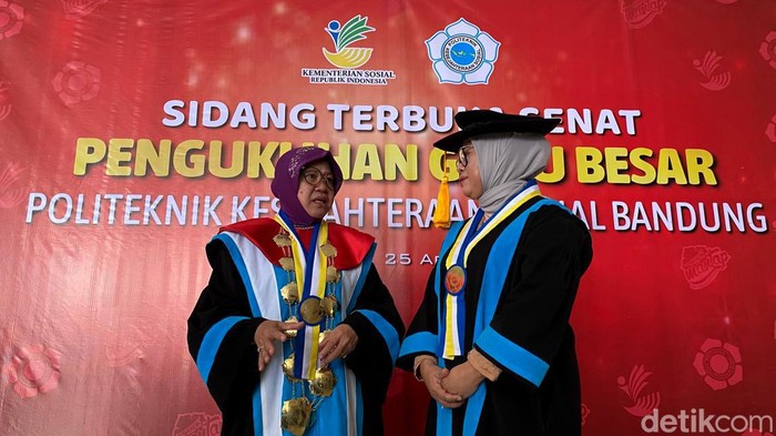 Menteri Sosial Tri Rismaharini berbincang dengan Prof Ellya Susilowati M.Si, Ph.D setelah kegiatan pengukuhan di Polteksos