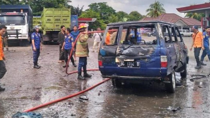 Mobil Kijang Dimodifikasi Bawa BBM Ilegal Meledak-Terbakar di Muara Enim