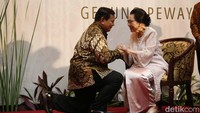 Sesaat Prabowo memasuki ruang acara, ia menyalami Siti Hardjanti Wismoyo, yang mengenakan setelan busana pink. 