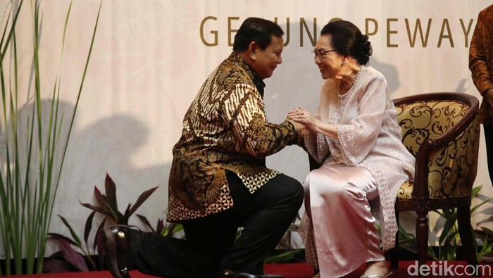 Momen Prabowo Hadiri HUT Adik Ibu Tien Soeharto Presiden terpilih Prabowo Subianto menghadiri acara ulang tahun adik Ibu Tien Soeharto, Siti Hardjanti Wismoyo. Acara ini berlangsung di TMII.
