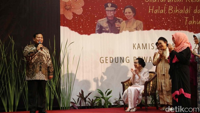 Presiden terpilih Prabowo Subianto menghadiri acara ulang tahun adik Ibu Tien Soeharto, Siti Hardjanti Wismoyo. Acara ini berlangsung di TMII.