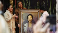 Titiek Soeharto memberikan kado berupa lukisan berwajah Siti Hardjanti. 