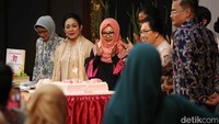 Siti Hardjanti meniup lilin kue ulang tahunnya. 