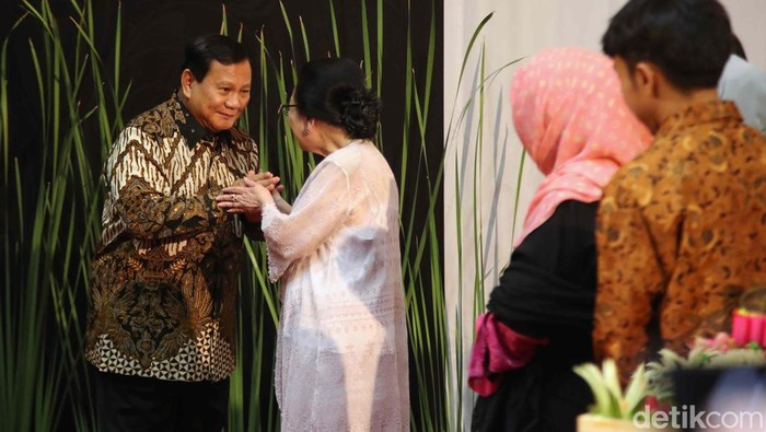 Presiden terpilih Prabowo Subianto menghadiri acara ulang tahun adik Ibu Tien Soeharto, Siti Hardjanti Wismoyo. Acara ini berlangsung di TMII.