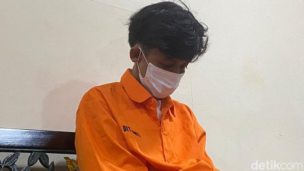 Nico Yandri Putra (28), tersangkap pembunuh wanita 'open BO' di Bekasi kini berbaju tahanan.