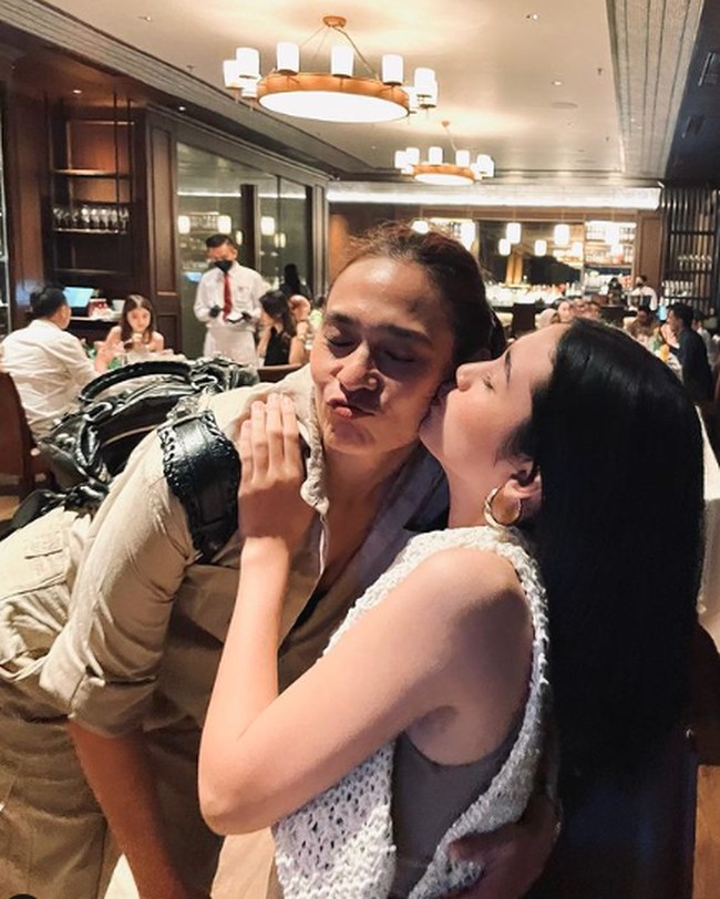 Kedua orangtuanya yang terjun ke industri entertainment sangat mendukung karier Nurra Datau sebagai selebriti. Terlihat ia selalu tampak kompak dengan sang ibunda. Foto: Instagram @nuradatau