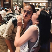 Kedua orangtuanya yang terjun ke industri entertainment sangat mendukung karier Nurra Datau sebagai selebriti. Terlihat ia selalu tampak kompak dengan sang ibunda. Foto: Instagram @nuradatau