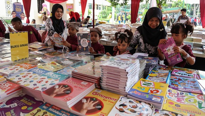 Pameran Buku untuk Tingkatkan Minat Baca Generasi Muda Pengunjung melihat buku yang dipamerkan dalam bazar buku Literafest 2024 di halaman Perpustakaan Kota Semarang, Jawa Tengah, Kamis (25/4/2024). Pameran yang berlangsung hingga 26 April 2024 tersebut menyediakan ribuan buku dari berbagai macam genre dengan harga murah tersebut digelar oleh Dinas Arsip dan Perpustakaan Kota Semarang sebagai upaya meningkatkan literasi, refrensi bacaan yang berkualitas serta minat baca masyarakat terutama kepada generasi muda. ANTARA FOTO/Makna Zaezar/nym.
