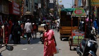 Suhu yang cukup panas tengah terjadi di Bengaluru, Karnataka, India. Hal ini membuat warga berusaha mendinginkan diri.  