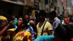 Panas Menyengat di India, Burung Gagak Mandi di Air Mancur