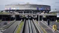 Augustin de Romanet, ketua Aéroports de Paris, mengatakan maskapai penerbangan telah diperingatkan sebelumnya tentang penutupan tersebut dan diberitahu bahwa mereka harus terbang di sekitar wilayah udara terlarang.