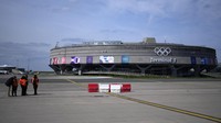 Bandara Charles de Gaulle, terminal 1, tempat pemasangan cincin olimpiade, terlihat di Roissy-en-France, utara Paris, Selasa (23/4/2024). Langit di atas wilayah Paris akan ditutup selama enam jam sebagai bagian dari operasi keamanan besar-besaran untuk upacara pembukaan Olimpiade pada 26 Juli.