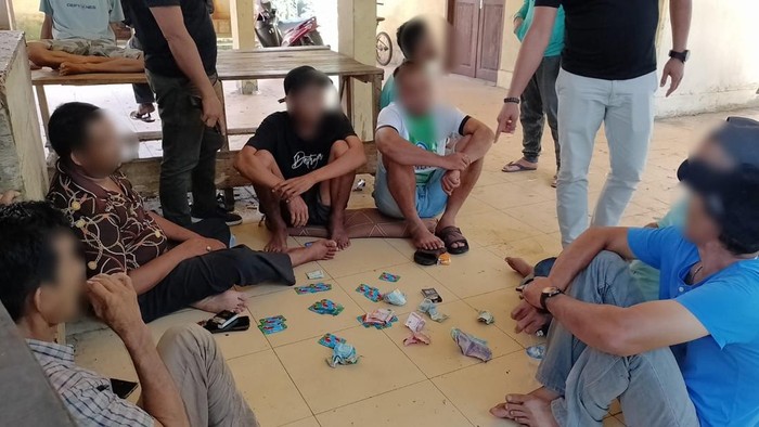 Pelaku judi di Nagan Raya saat digerebek polisi. (Dok Polres Nagan Raya)