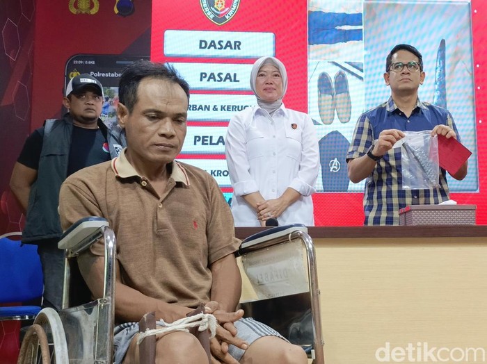 Pelaku penusukan mantan istri siri di Semarang dihadirkan di Polrestabes Semarang, Kamis (25/4/2024).