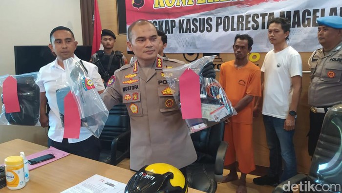 Pelaku perampasan sepeda motor milik driver ojol yang ditangkap Reskrim Polresta Magelang dihadirkan dalam jumpa pers, Kamis (25/4/2024).