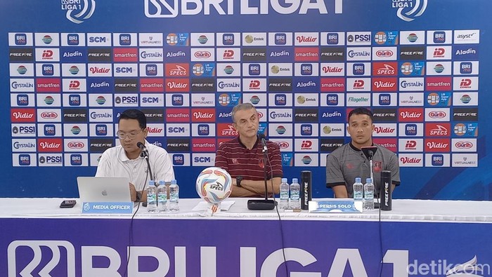 Pelatih Persis Solo Milomir Seslija dan bek Persis Rian Miziar saat konferensi pers di Stadion Manahan, Kamis (25/4/2024).