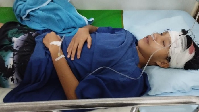 Peristiwa pembacokan terjadi di Desa Bandar Agung, Kecamatan Lubuk Batang, Ogan Komering Ulu (OKU). Yang menjadi korban yakni seorang pemuda bernama Rolis (19).