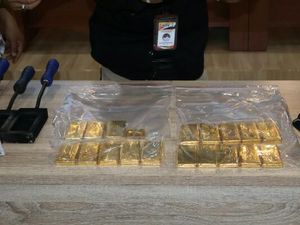 Penampakan 10 Kg Emas Ilegal Diamankan Polisi di Bandara Manado