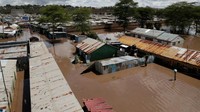 Banjir ini terjadi setelah kekeringan selama berbulan-bulan yang menyebabkan jutaan orang di seluruh Kenya menghadapi kelaparan akut. REUTERS/Thomas Mukoya