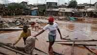 Departemen Meteorologi Kenya telah memperingatkan bahwa hujan lebat diperkirakan akan terus berlanjut, sehingga mendesak mereka yang tinggal di daerah rawan banjir untuk pindah ke tempat yang lebih tinggi. REUTERS/Monicah Mwangi