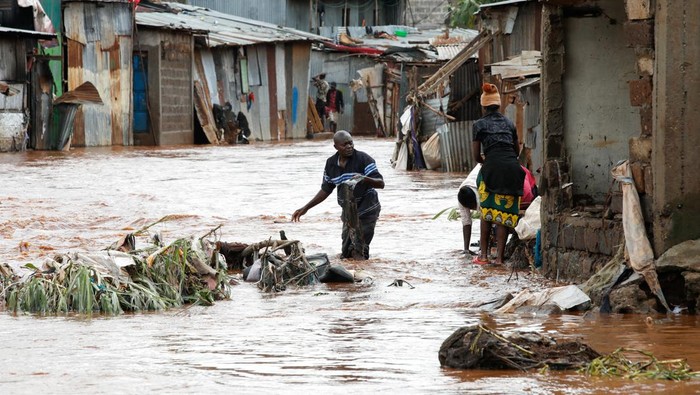 Penampakan Kenya Dilanda Banjir Bandang, Ribuan Warga Mengungsi Residents sift through the rubble as they recover their belongings after the Nairobi river burst its banks and destroyed their homes within the Mathare valley settlement in Nairobi, Kenya April 24, 2024. REUTERS/Monicah Mwangi