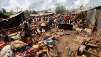 Banjir besar terus menggenangi sebagian wilayah Kenya selama sepekan terakhir. Banjir memaksa ribuan keluarga meninggalkan rumah mereka yang terendam dan mencari perlindungan ketika hujan lebat terus mengguyur lebih dari dua lusin wilayah. Hujan deras di Kenya telah menewaskan sedikitnya 38 orang. REUTERS/Monicah Mwangi