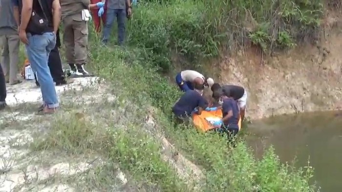 Polisi saat mengevakuasi mayat Nasifa yang ditemukan tewas di lubang galian Batanghari, Jambi.