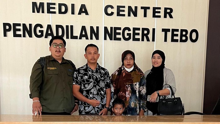 Pengacara dan keluarga Airul Harahap saat ikut menghadiri sidang terdakwa pembunuhan anaknya di PN Tebo