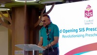 Mr Jaspal Sidhu selaku Founder SIS Group of Schools saat memberikan sambutan dalam acara grand opening SIS Preschool Sedayu City. Ia menekankan tentang revitalisasi pendidikan usia dini (preschool) berkualitas yang tidak hanya dapat mempersiapkan anak-anak untuk masuk sekolah dasar, tetapi juga membentuk kesejahteraan emosional seumur hidup dan pengembangan holistik.