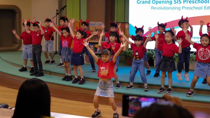 Sebagai sekolah internasional eksklusif di Indonesia yang mengadopsi kerangka NEL,
kurikulum di SIS Preschool mengintegrasikan praktik dengan penelitian Reggio Emilia dan Montessori.