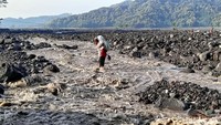 Hal ini dilakukan lantaran jembatan limpas sepanjang 200 meter di Desa Jugosari tertimbun material banjir lahar dingin Semeru, sehingga tidak bisa dilalui kendaraan roda dua maupun roda empat.