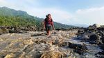 Perjuangan Ayah Seberangi Sungai Demi Antar Anak Bersekolah