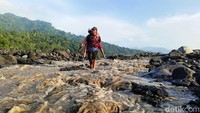 Sedikitnya ada 40 siswa SDN Jugosari 03 yang tinggal di Dusun Sumberlangsep yang berada di seberang sungai.
