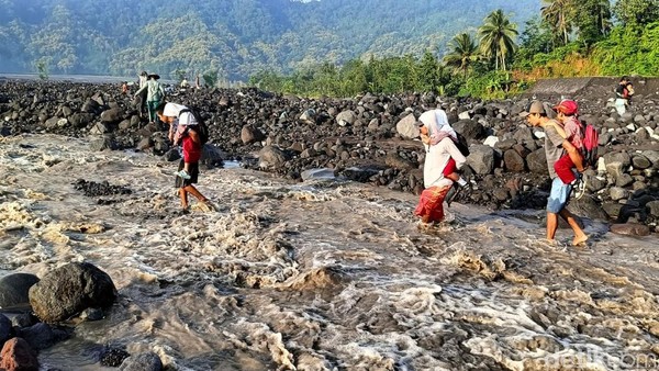 Perjuangan Ayah Seberangi Sungai Demi Antar Anak Bersekolah