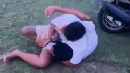 Perkelahian dua remaja di Padang Savana,Karangasem yang viral di kedai sosial gegara saling tatap. (Tangkapan layar)