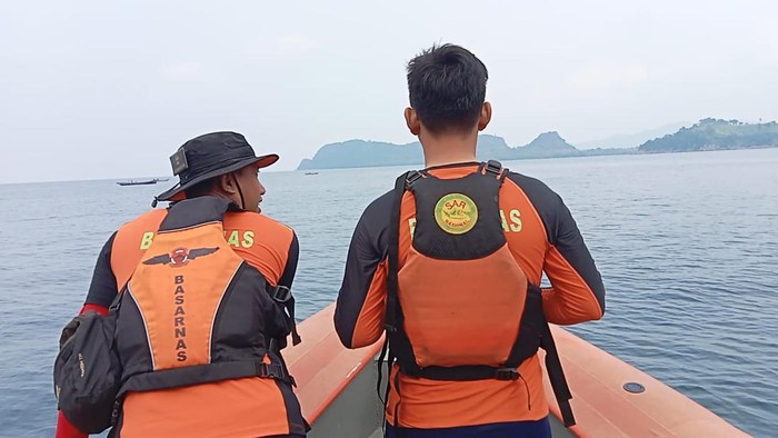 Petugas gabungan saat melakukan pencarian terhadap Dede usai melompat dari kapal ferry.