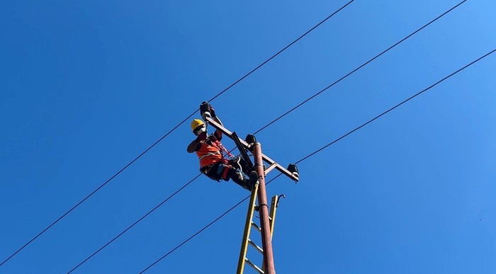 Salah seorang petugas PLN ketika melakukan perbaikan pada jaringan listrik di Pulau Tagulandang Sabtu (20/04) dalam rangka proses penormalan kelistrikan pasca bencana erupsi Gunung Ruang.