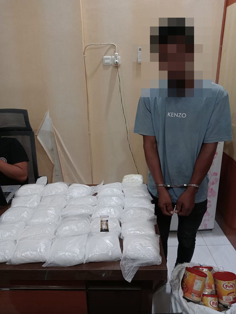 Polda Kaltara menangkap kurir narkoba yang membawa 26 kaleng susu berisi 15 kilogram sabu