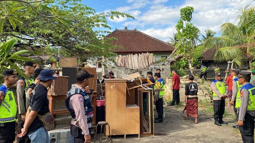 Polisi dan TNI melakukan pengamanan sanksi kanorayang terhadap dua KK warga Desa Adat Sental Kangin, Kecamatan Nusa Penida, Kabupaten Klungkung. (Dok. Polsek Nusa Penida)